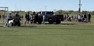 Pánico en Kansas: vehículo irrumpe en partido de fútbol y mata a un niño y un adulto