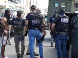Agentes de ICE irrumpen en torneo de dominó en Puerto Rico y exigen documentos a dominicanos