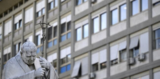 Cirugía de León XVI cuestiona el rumbo del papado