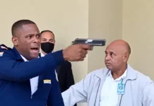 Militar encañona a un civil durante violento incidente en el Palacio de Justicia de Santiago