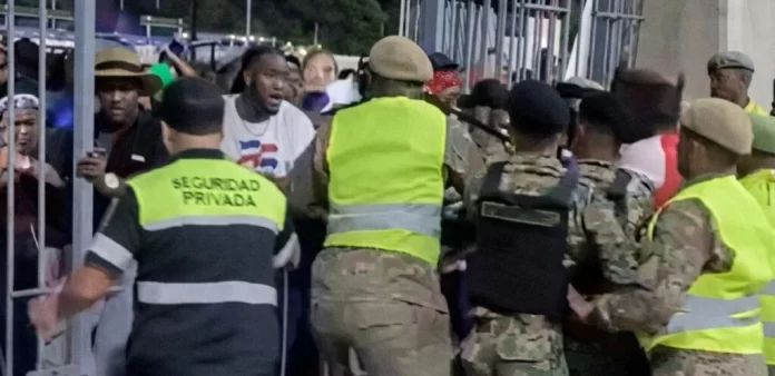 multitud de haitianos crea caos en el olimpico