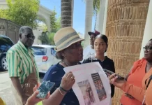 Familiares de dominicanos protestan frente a embajada rusa para que retiren sus hijos de la guerra