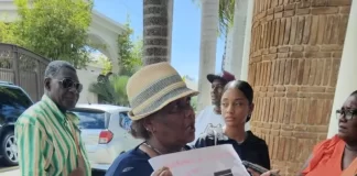 Familiares de dominicanos protestan frente a embajada rusa para que retiren sus hijos de la guerra